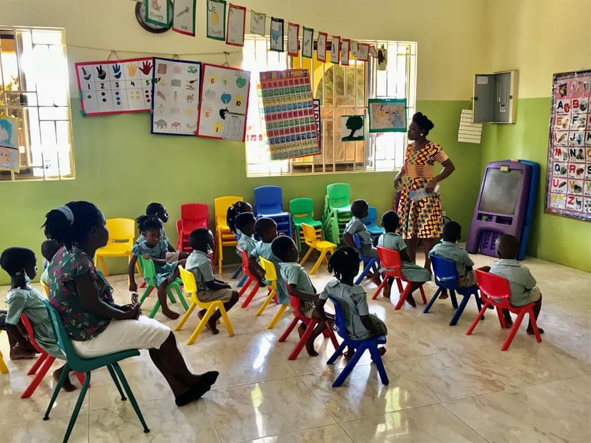 Kinderen in de klas tijdens onderwijsactiviteiten