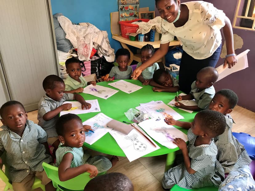 Kinderen leren en tekenen in onze dagopvang